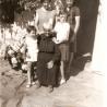 mujeres posando en la puerta de casa, familia de María Landrove